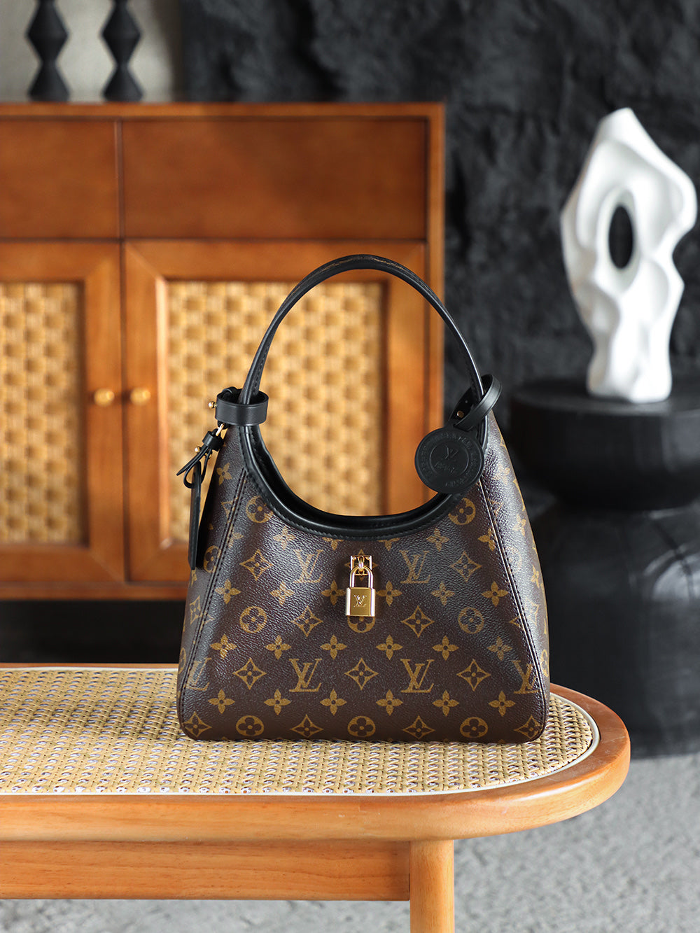 ◾️The Drop小號M12940 晶片碼可査詢AS私品版👜 致敬2018年絕版Flower Hobo，黑配經典Monogram老花撞色搭配，註定這一季的The Drop腋下包會在時尚界捲起一波熱浪！ 包扣懸掛鎖頭作為點綴，把復古與簡約刻入時髦屆的DNA裏！ 五金：厚鍍24k全鋼尺寸：28*12*5cm
