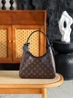 ◾️The Drop小號 M12940 晶片碼可査詢 AS私品版👜  致敬2018年絕版Flower Hobo，黑配經典Monogram老花撞色搭配，註定這一季的The Drop腋下包會在時尚界卷起一波熱浪！ 包扣懸掛鎖頭作為點綴，把復古與簡約刻入時髦届的DNA裏！  五金：厚鍍24k全鋼 尺寸：28*12*5cm
