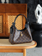 ◾️The Drop小號 M12940 晶片碼可査詢 AS私品版👜  致敬2018年絕版Flower Hobo，黑配經典Monogram老花撞色搭配，註定這一季的The Drop腋下包會在時尚界卷起一波熱浪！ 包扣懸掛鎖頭作為點綴，把復古與簡約刻入時髦届的DNA裏！  五金：厚鍍24k全鋼 尺寸：28*12*5cm