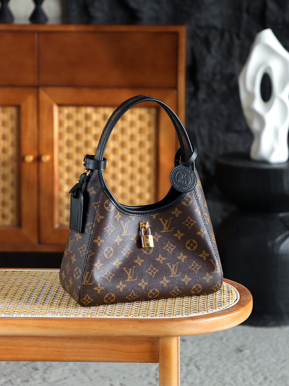 ◾️The Drop小號M12940 晶片碼可査詢AS私品版👜 致敬2018年絕版Flower Hobo，黑配經典Monogram老花撞色搭配，註定這一季的The Drop腋下包會在時尚界捲起一波熱浪！ 包扣懸掛鎖頭作為點綴，把復古與簡約刻入時髦屆的DNA裏！ 五金：厚鍍24k全鋼尺寸：28*12*5cm