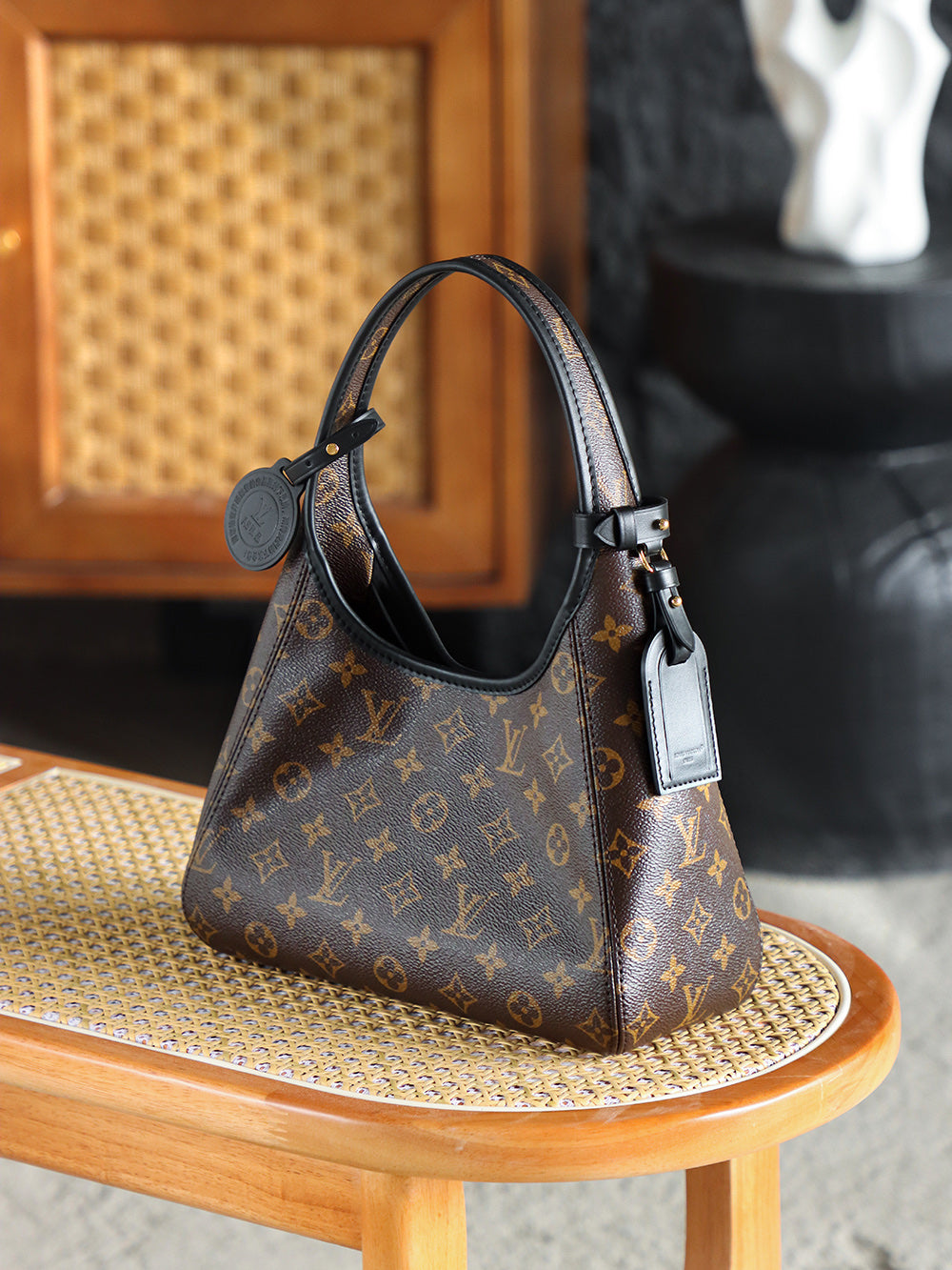 ◾️The Drop小號 M12940 晶片碼可査詢 AS私品版👜  致敬2018年絕版Flower Hobo，黑配經典Monogram老花撞色搭配，註定這一季的The Drop腋下包會在時尚界卷起一波熱浪！ 包扣懸掛鎖頭作為點綴，把復古與簡約刻入時髦届的DNA裏！  五金：厚鍍24k全鋼 尺寸：28*12*5cm
