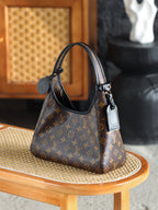 ◾️The Drop小號 M12940 晶片碼可査詢 AS私品版👜  致敬2018年絕版Flower Hobo，黑配經典Monogram老花撞色搭配，註定這一季的The Drop腋下包會在時尚界卷起一波熱浪！ 包扣懸掛鎖頭作為點綴，把復古與簡約刻入時髦届的DNA裏！  五金：厚鍍24k全鋼 尺寸：28*12*5cm