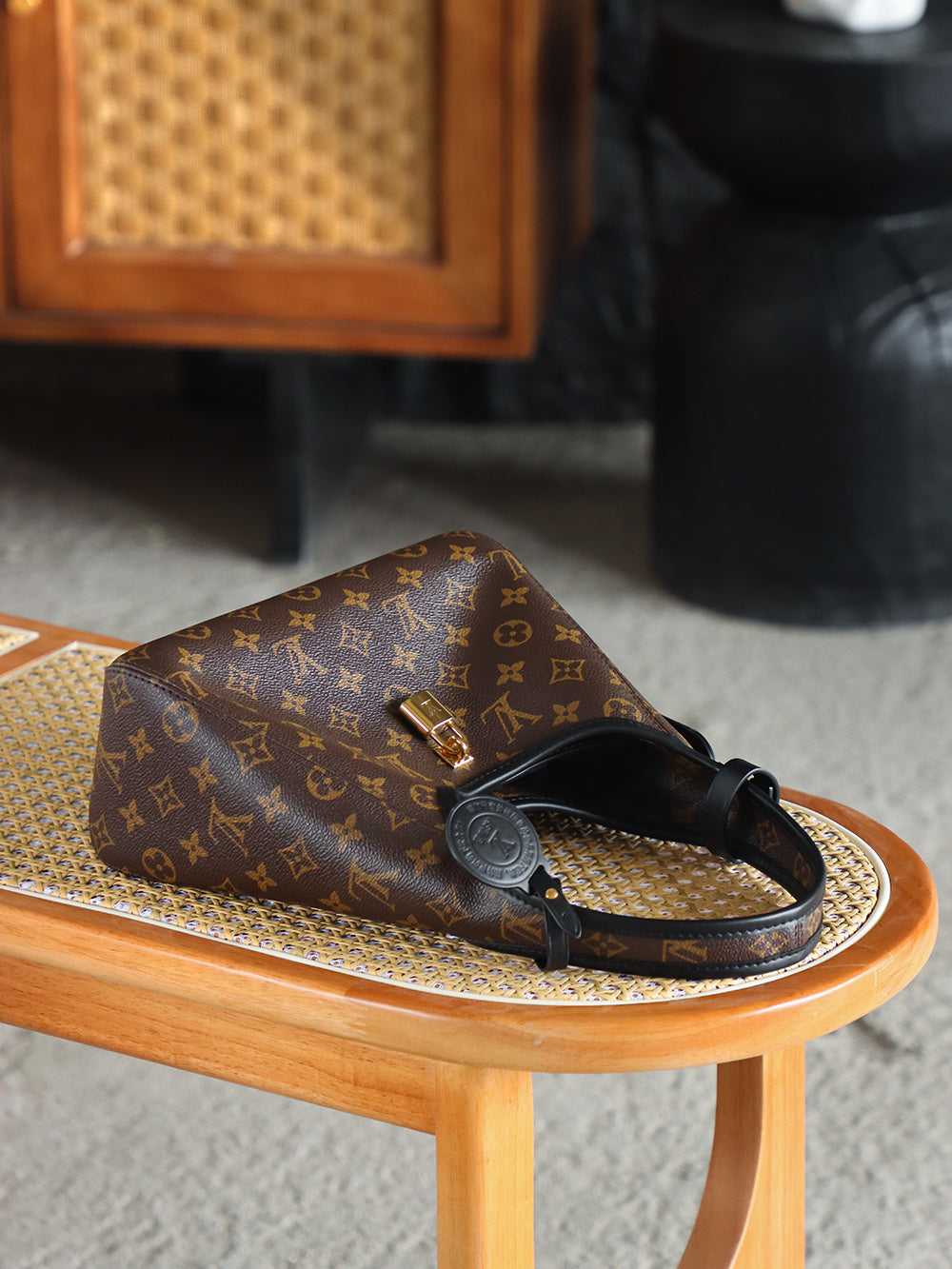 ◾️The Drop小號 M12940 晶片碼可査詢 AS私品版👜  致敬2018年絕版Flower Hobo，黑配經典Monogram老花撞色搭配，註定這一季的The Drop腋下包會在時尚界卷起一波熱浪！ 包扣懸掛鎖頭作為點綴，把復古與簡約刻入時髦届的DNA裏！  五金：厚鍍24k全鋼 尺寸：28*12*5cm
