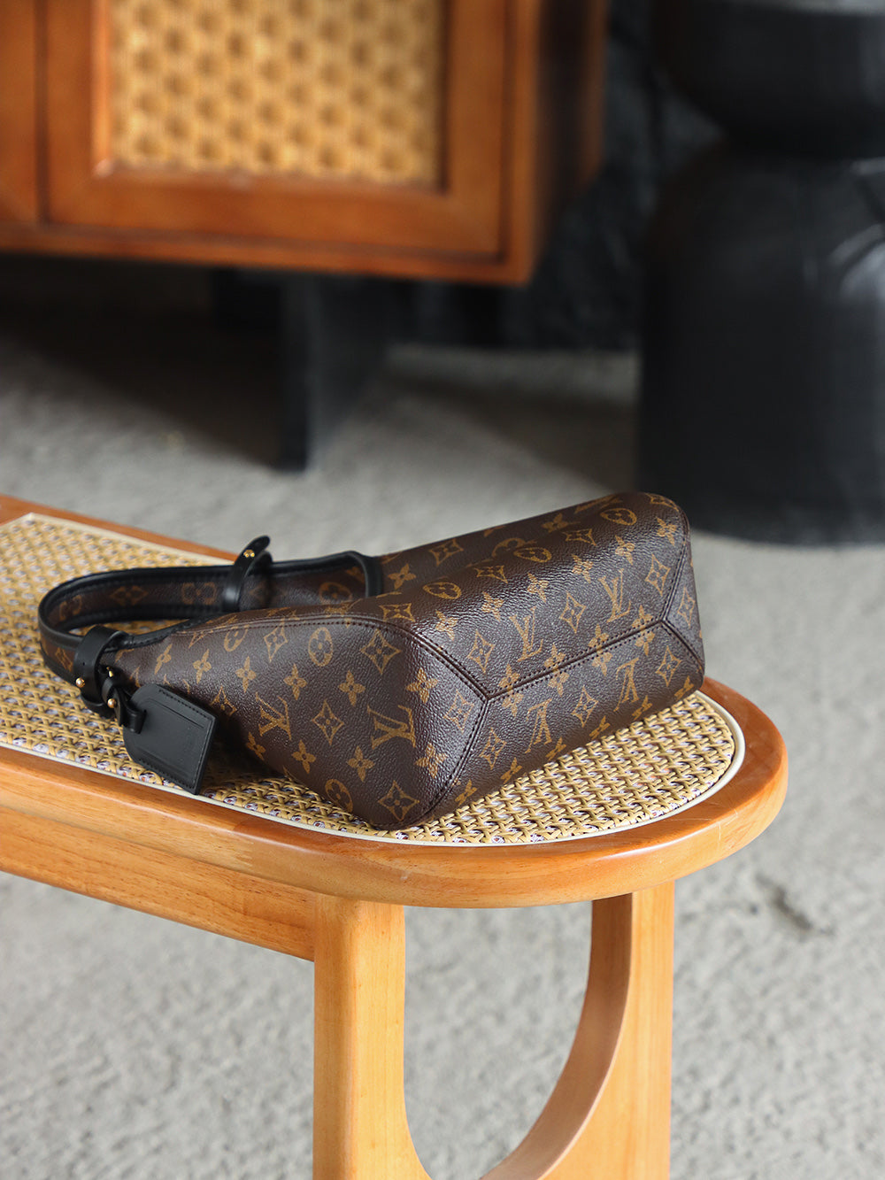 ◾️The Drop小號 M12940 晶片碼可査詢 AS私品版👜  致敬2018年絕版Flower Hobo，黑配經典Monogram老花撞色搭配，註定這一季的The Drop腋下包會在時尚界卷起一波熱浪！ 包扣懸掛鎖頭作為點綴，把復古與簡約刻入時髦届的DNA裏！  五金：厚鍍24k全鋼 尺寸：28*12*5cm