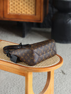 ◾️The Drop小號 M12940 晶片碼可査詢 AS私品版👜  致敬2018年絕版Flower Hobo，黑配經典Monogram老花撞色搭配，註定這一季的The Drop腋下包會在時尚界卷起一波熱浪！ 包扣懸掛鎖頭作為點綴，把復古與簡約刻入時髦届的DNA裏！  五金：厚鍍24k全鋼 尺寸：28*12*5cm