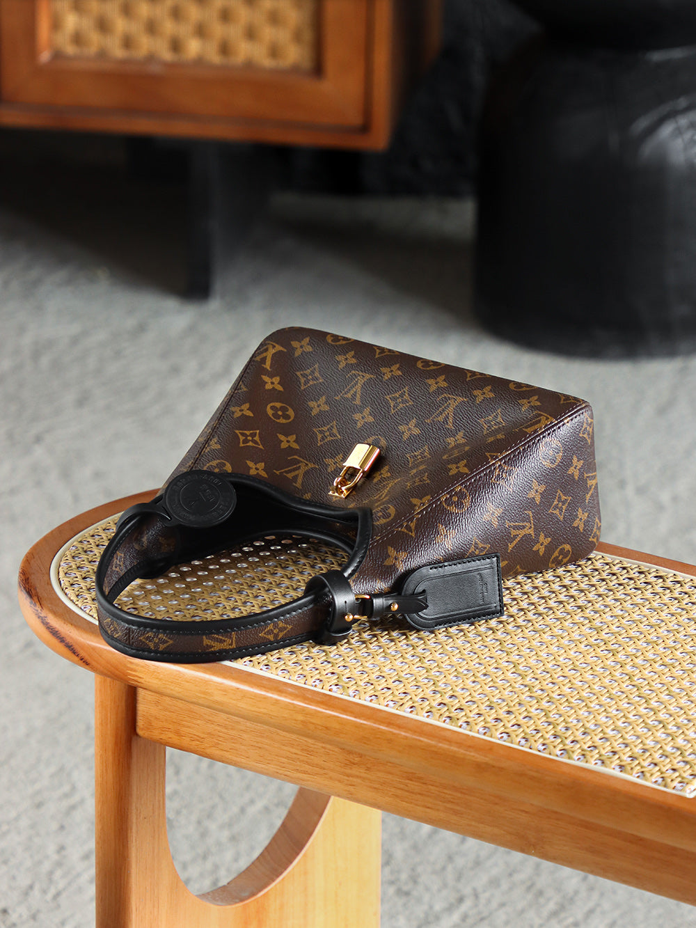 ◾️The Drop小號 M12940 晶片碼可査詢 AS私品版👜  致敬2018年絕版Flower Hobo，黑配經典Monogram老花撞色搭配，註定這一季的The Drop腋下包會在時尚界卷起一波熱浪！ 包扣懸掛鎖頭作為點綴，把復古與簡約刻入時髦届的DNA裏！  五金：厚鍍24k全鋼 尺寸：28*12*5cm