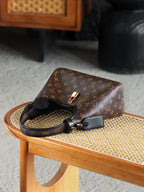 ◾️The Drop小號 M12940 晶片碼可査詢 AS私品版👜  致敬2018年絕版Flower Hobo，黑配經典Monogram老花撞色搭配，註定這一季的The Drop腋下包會在時尚界卷起一波熱浪！ 包扣懸掛鎖頭作為點綴，把復古與簡約刻入時髦届的DNA裏！  五金：厚鍍24k全鋼 尺寸：28*12*5cm