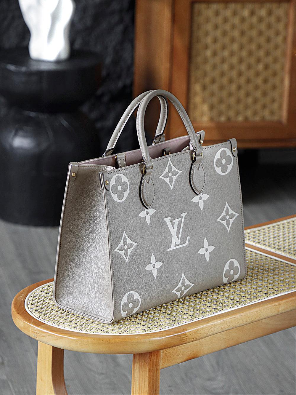 onthego中號大象灰M45494 芯片碼可査詢AS私品版👜 以其獨特魅力成為時尚圈的寵兒，被稱之為時尚界的“顯眼包”，採用柔軟粒面牛皮革精心打造，Monogram圖案以印花與壓紋雙重形式呈現，別具一格！ 全皮的質感更加醒目張揚，更具視覺張力！ 五金：厚鍍24k全鋼尺寸：35*27*14cm