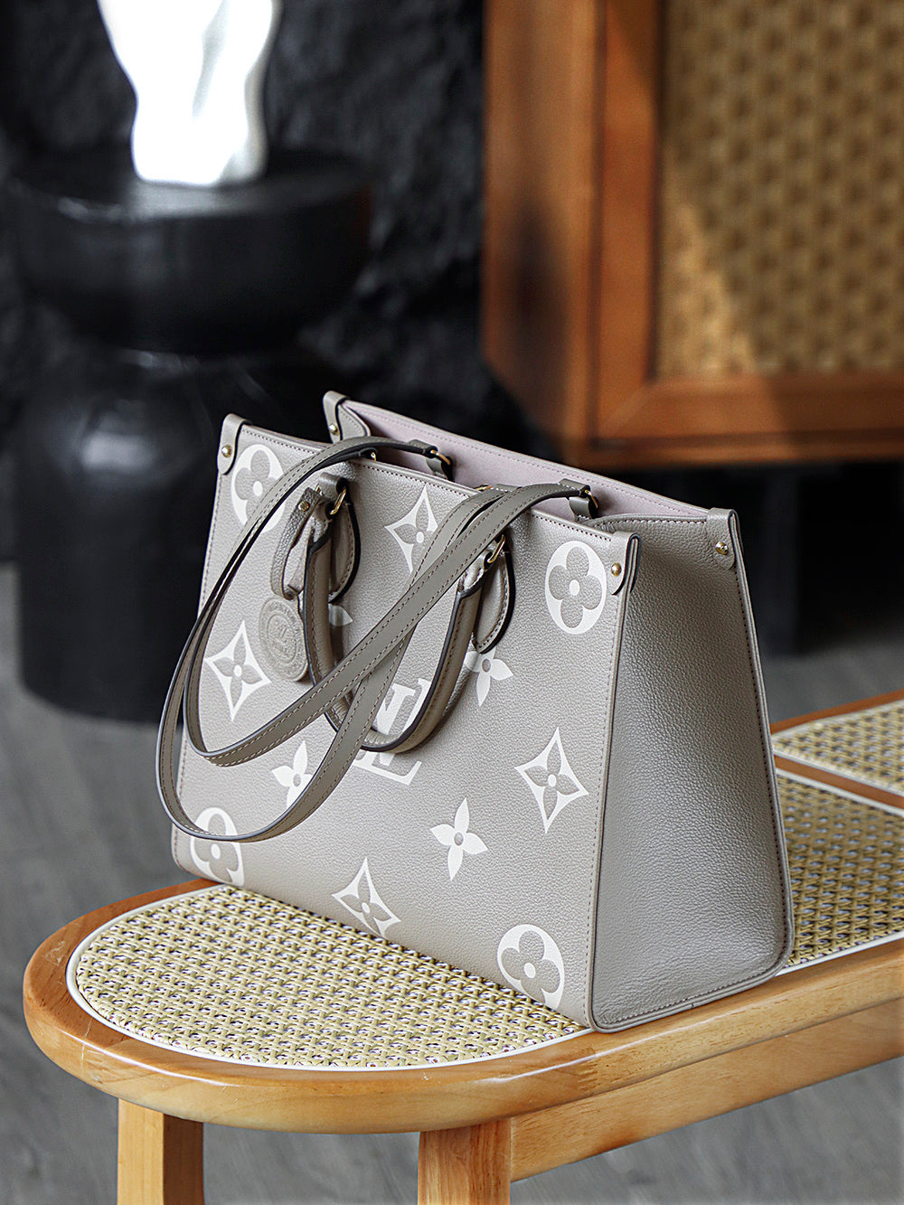 onthego中號大象灰M45494 芯片碼可査詢AS私品版👜 以其獨特魅力成為時尚圈的寵兒，被稱之為時尚界的“顯眼包”，採用柔軟粒面牛皮革精心打造，Monogram圖案以印花與壓紋雙重形式呈現，別具一格！ 全皮的質感更加醒目張揚，更具視覺張力！ 五金：厚鍍24k全鋼尺寸：35*27*14cm