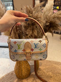 ◾️White Tricolor Baguette🥖|||The real baguette nano is so cute😻 It looks absolutely gorgeous paired with the white tricolor baguette in spring and summer.