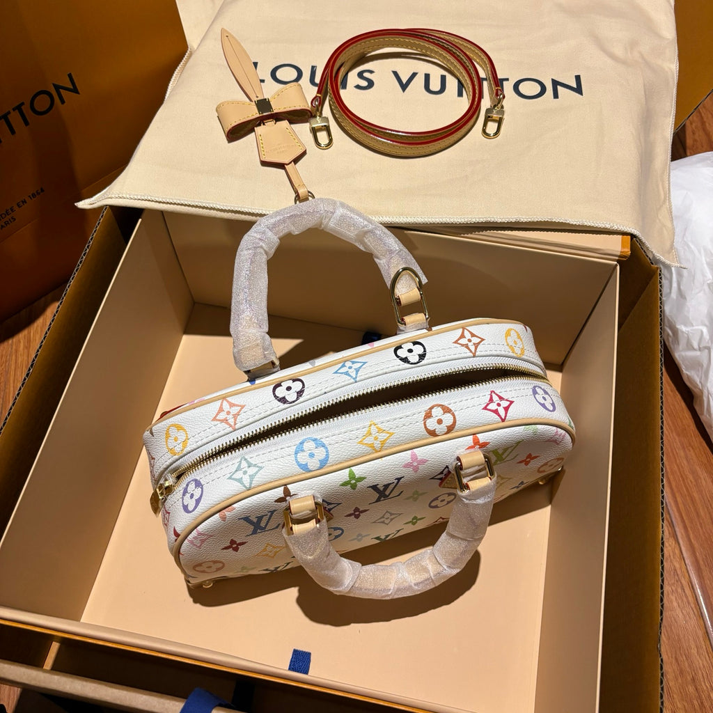 ◾️M13084 白三彩保龄球  HANDBAG EAST WEST手袋 尺寸：27 x14x10厘米(长度x高x宽)  独家渠道货 独家渠道货 独家原厂真料+纯钢五金+进口辅料=独家ZP渠道尾单货