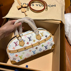◾️M13084 白三彩保龄球  HANDBAG EAST WEST手袋 尺寸：27 x14x10厘米(长度x高x宽)  独家渠道货 独家渠道货 独家原厂真料+纯钢五金+进口辅料=独家ZP渠道尾单货
