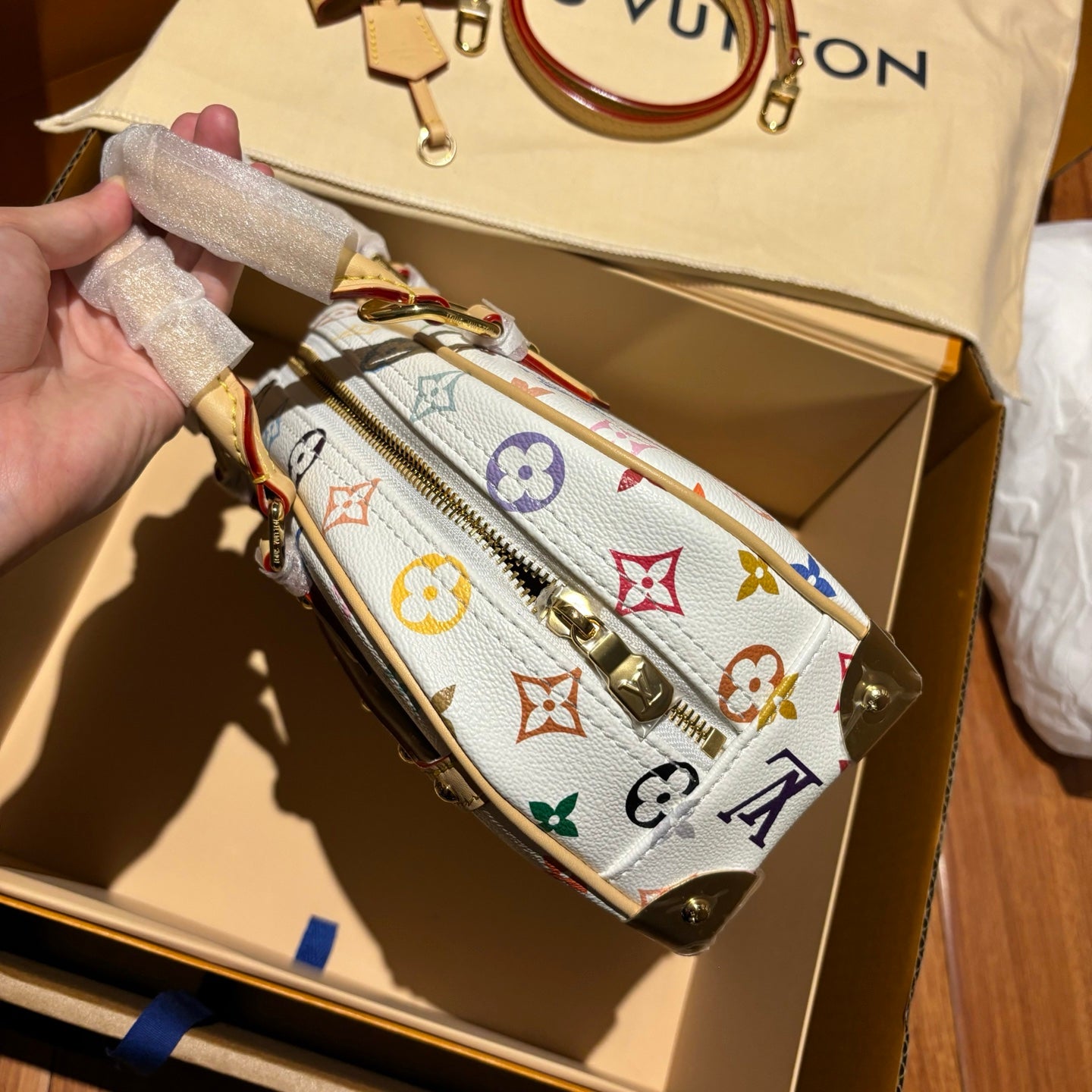 ◾️M13084 白三彩保龄球  HANDBAG EAST WEST手袋 尺寸：27 x14x10厘米(长度x高x宽)  独家渠道货 独家渠道货 独家原厂真料+纯钢五金+进口辅料=独家ZP渠道尾单货