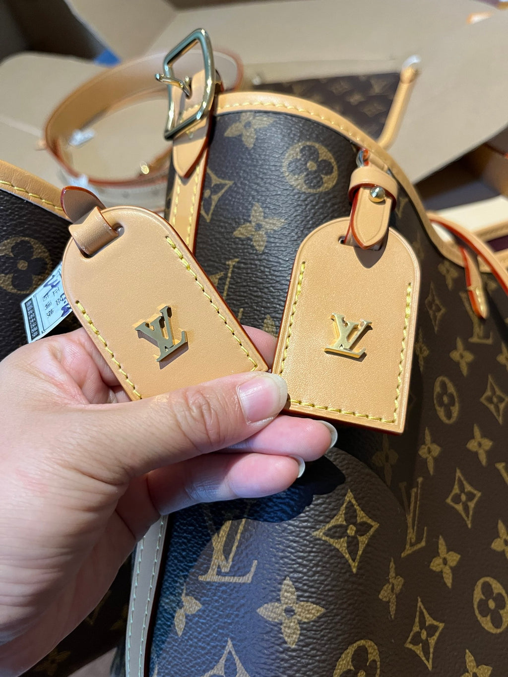 ◾️M46203 Authentic vs. Channel-Quality Authentic Products: I was so excited when I saw this picture! Carryall has once again created a legend both domestically and internationally.