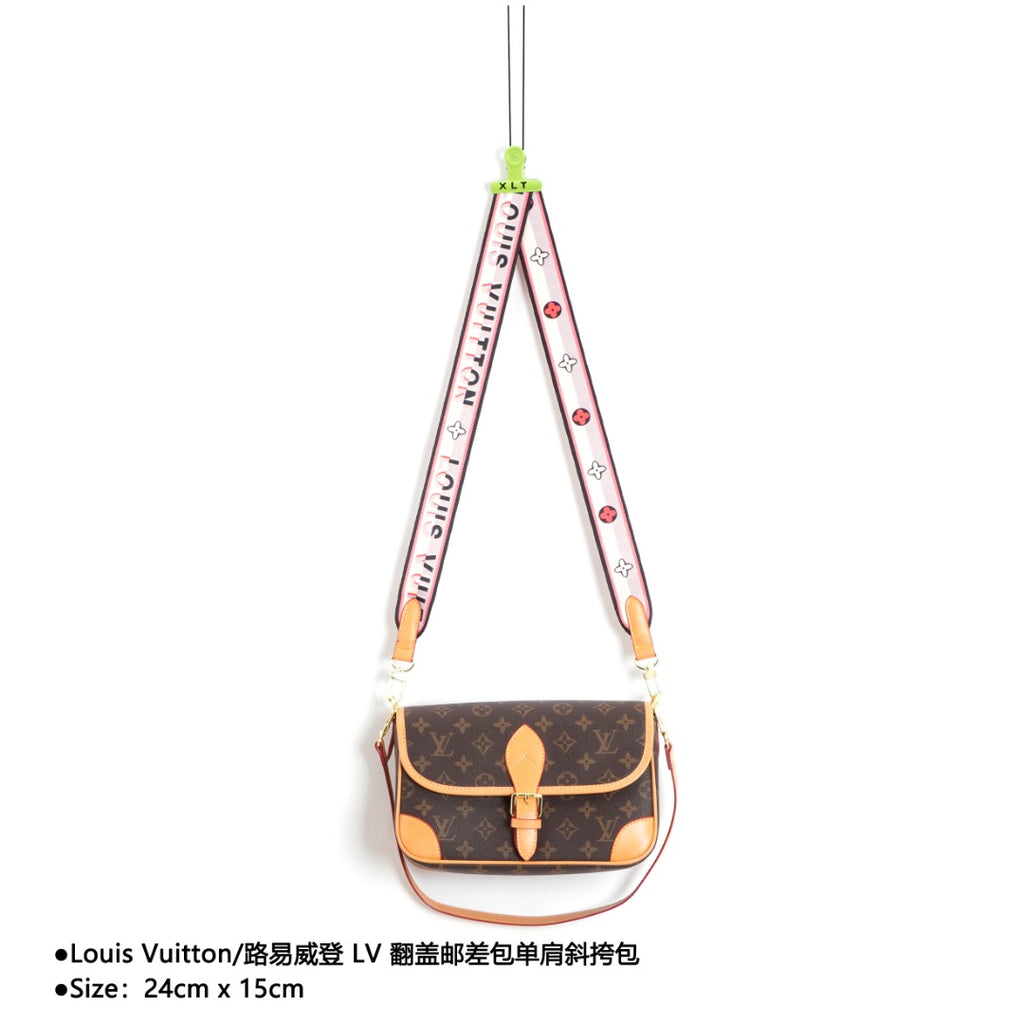 Louis Vuitton/路易威登LV 翻蓋郵差包單肩斜挎包Size：24cm x 15cm 網紅爆款這款郵差包真是太有味道了濃濃的復古風情的精髓體現的淋漓盡致挺括明快的線條與豐富的經典設計細節彰顯獨特魅力：時尚而實用的都市手袋。 款式編號：A-5605605630