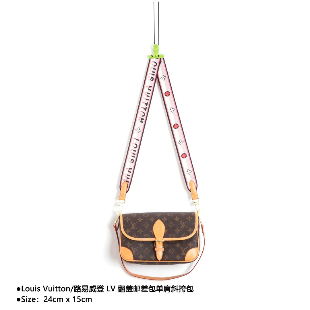Louis Vuitton/路易威登LV 翻蓋郵差包單肩斜挎包Size：24cm x 15cm 網紅爆款這款郵差包真是太有味道了濃濃的復古風情的精髓體現的淋漓盡致挺括明快的線條與豐富的經典設計細節彰顯獨特魅力：時尚而實用的都市手袋。 款式編號：A-5605605630