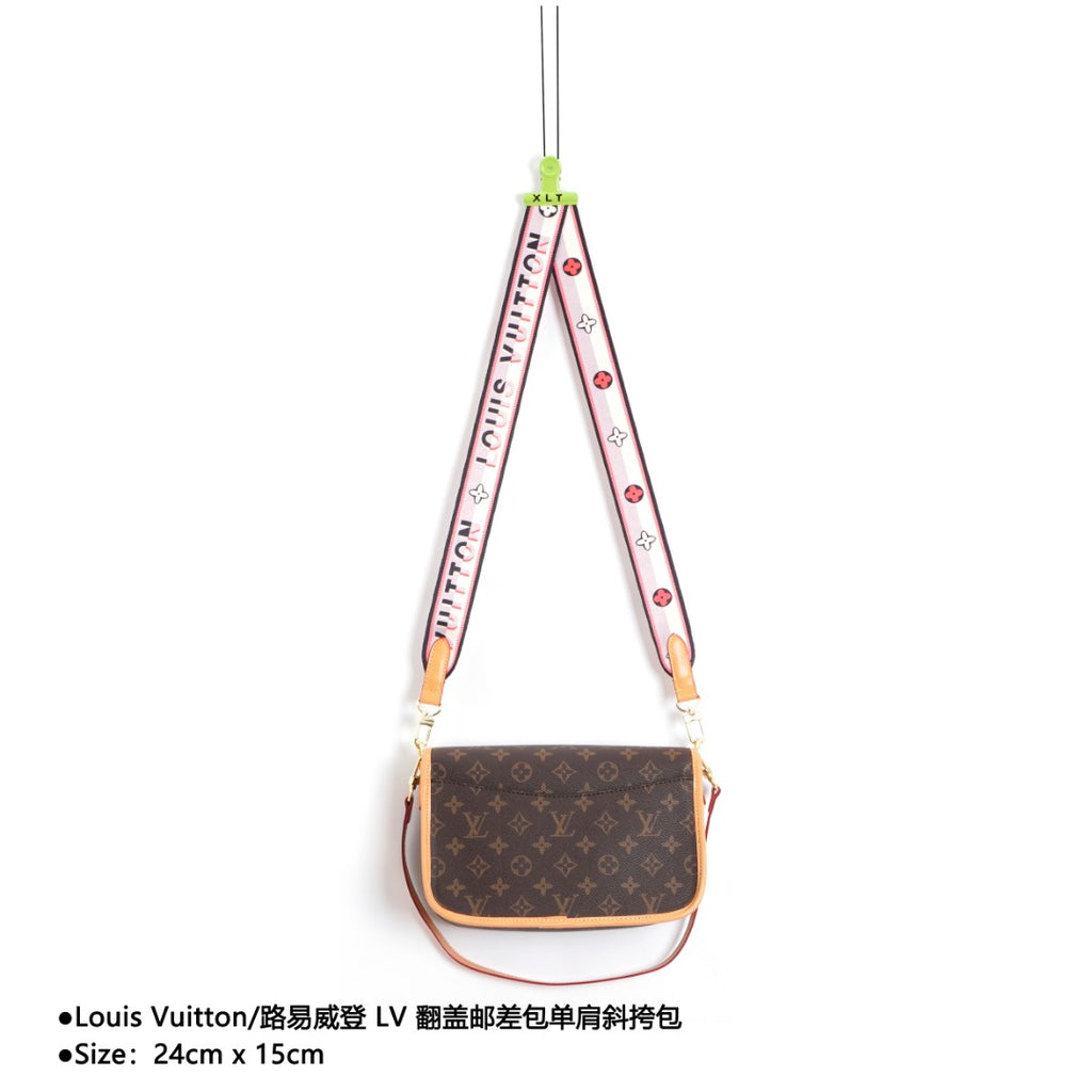 Louis Vuitton/路易威登LV 翻蓋郵差包單肩斜挎包Size：24cm x 15cm 網紅爆款這款郵差包真是太有味道了濃濃的復古風情的精髓體現的淋漓盡致挺括明快的線條與豐富的經典設計細節彰顯獨特魅力：時尚而實用的都市手袋。 款式編號：A-5605605630