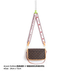 Louis Vuitton/路易威登LV 翻蓋郵差包單肩斜挎包Size：24cm x 15cm 網紅爆款這款郵差包真是太有味道了濃濃的復古風情的精髓體現的淋漓盡致挺括明快的線條與豐富的經典設計細節彰顯獨特魅力：時尚而實用的都市手袋。 款式編號：A-5605605630