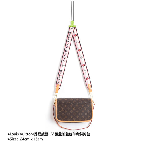 Louis Vuitton/路易威登LV 翻蓋郵差包單肩斜挎包Size：24cm x 15cm 網紅爆款這款郵差包真是太有味道了濃濃的復古風情的精髓體現的淋漓盡致挺括明快的線條與豐富的經典設計細節彰顯獨特魅力：時尚而實用的都市手袋。 款式編號：A-5605605630