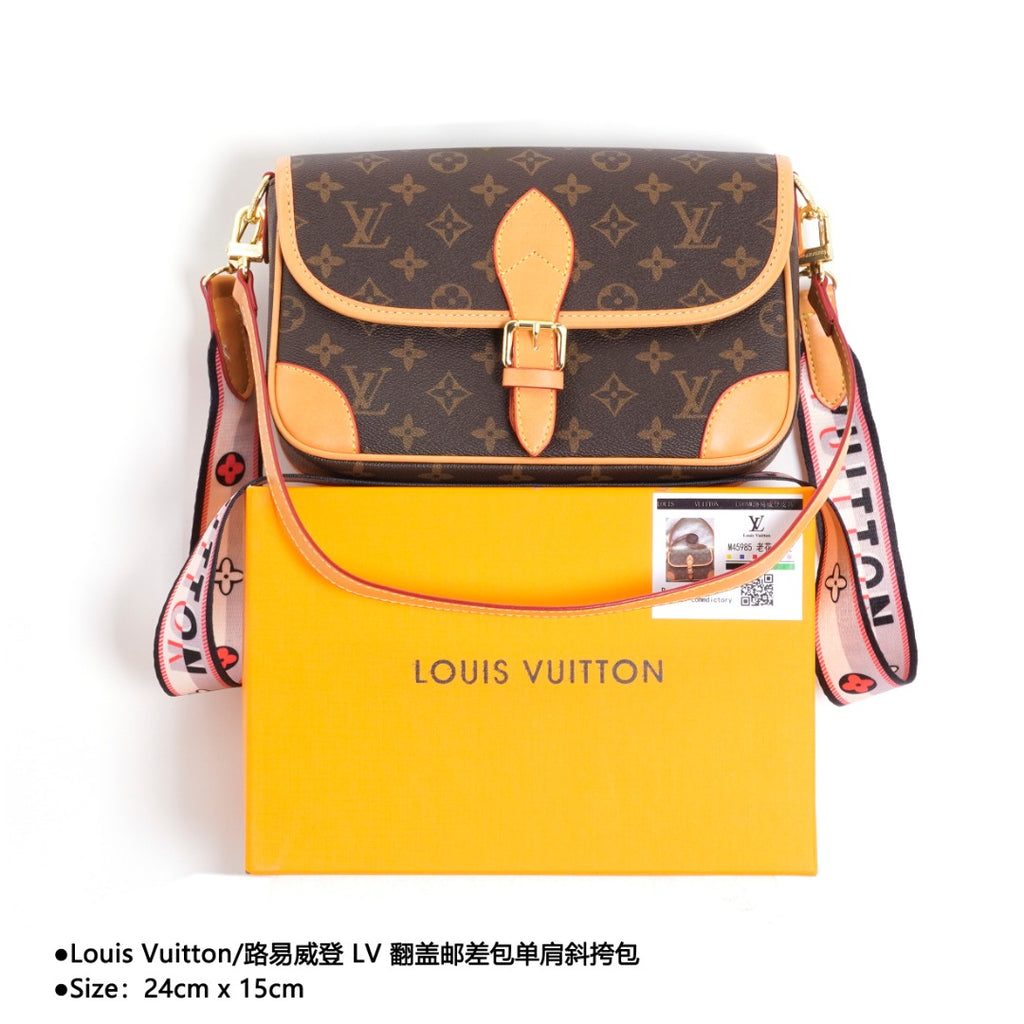Louis Vuitton/路易威登LV 翻蓋郵差包單肩斜挎包Size：24cm x 15cm 網紅爆款這款郵差包真是太有味道了濃濃的復古風情的精髓體現的淋漓盡致挺括明快的線條與豐富的經典設計細節彰顯獨特魅力：時尚而實用的都市手袋。 款式編號：A-5605605630