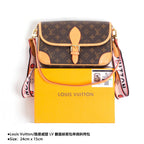 Louis Vuitton/路易威登LV 翻蓋郵差包單肩斜挎包Size：24cm x 15cm 網紅爆款這款郵差包真是太有味道了濃濃的復古風情的精髓體現的淋漓盡致挺括明快的線條與豐富的經典設計細節彰顯獨特魅力：時尚而實用的都市手袋。 款式編號：A-5605605630