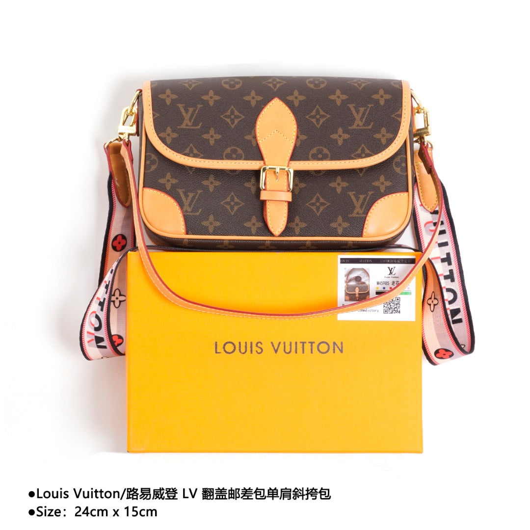 Louis Vuitton/路易威登LV 翻蓋郵差包單肩斜挎包Size：24cm x 15cm 網紅爆款這款郵差包真是太有味道了濃濃的復古風情的精髓體現的淋漓盡致挺括明快的線條與豐富的經典設計細節彰顯獨特魅力：時尚而實用的都市手袋。 款式編號：A-5605605630