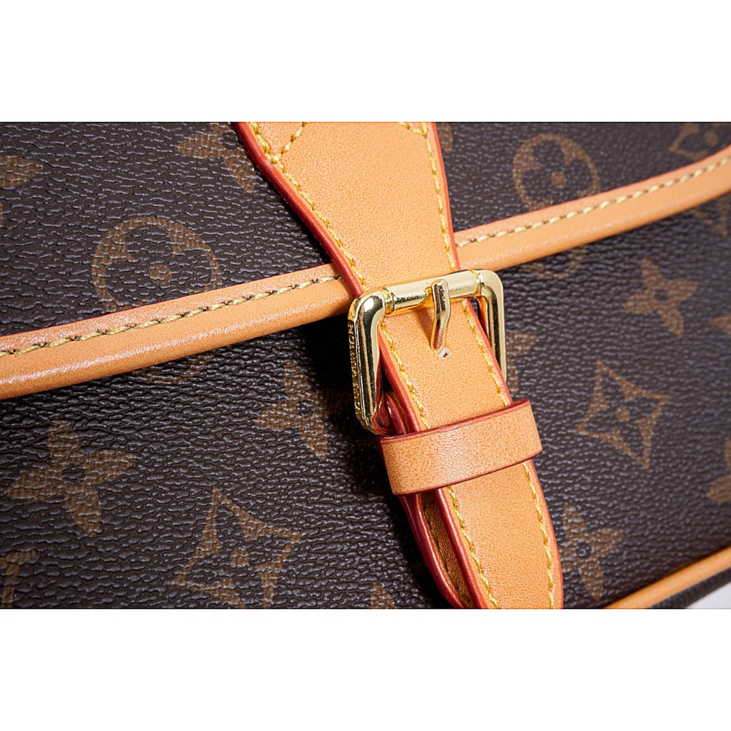 Louis Vuitton/路易威登LV 翻蓋郵差包單肩斜挎包Size：24cm x 15cm 網紅爆款這款郵差包真是太有味道了濃濃的復古風情的精髓體現的淋漓盡致挺括明快的線條與豐富的經典設計細節彰顯獨特魅力：時尚而實用的都市手袋。 款式編號：A-5605605630