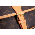 Louis Vuitton/路易威登LV 翻蓋郵差包單肩斜挎包Size：24cm x 15cm 網紅爆款這款郵差包真是太有味道了濃濃的復古風情的精髓體現的淋漓盡致挺括明快的線條與豐富的經典設計細節彰顯獨特魅力：時尚而實用的都市手袋。 款式編號：A-5605605630