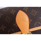 Louis Vuitton/路易威登LV 翻蓋郵差包單肩斜挎包Size：24cm x 15cm 網紅爆款這款郵差包真是太有味道了濃濃的復古風情的精髓體現的淋漓盡致挺括明快的線條與豐富的經典設計細節彰顯獨特魅力：時尚而實用的都市手袋。 款式編號：A-5605605630