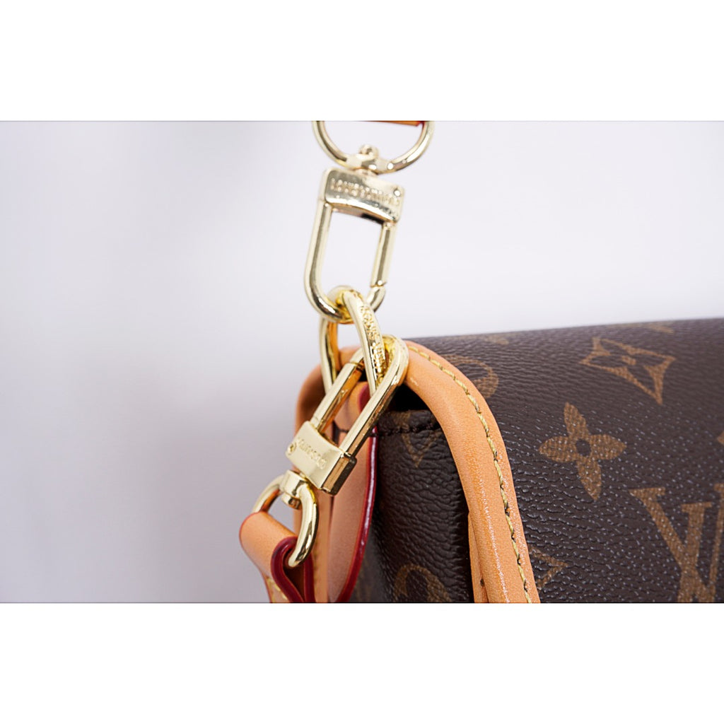 Louis Vuitton/路易威登LV 翻蓋郵差包單肩斜挎包Size：24cm x 15cm 網紅爆款這款郵差包真是太有味道了濃濃的復古風情的精髓體現的淋漓盡致挺括明快的線條與豐富的經典設計細節彰顯獨特魅力：時尚而實用的都市手袋。 款式編號：A-5605605630