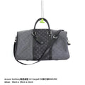 Louis Vuitton/路易威登LV Kerpall 50旅行袋M45392 Size：50cm x 29cm x 22cm 此款與日本設計師藤原浩合作設計的KEEPALL旅行袋融匯品牌傳統元素——Monogram花紋——與充滿現代感的精緻細節——黑銀雙色拼接，黑銀拼色拼接旅行袋，菱紋鑲邊口袋縫線以及雙色五金Rainbow飾件——兼具時尚與動感風格隨身上機行李尺寸容量充盈是出行兩三日的完美伴侶。 款式編號：A-5605605630