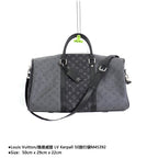 Louis Vuitton/路易威登LV Kerpall 50旅行袋M45392 Size：50cm x 29cm x 22cm 此款與日本設計師藤原浩合作設計的KEEPALL旅行袋融匯品牌傳統元素——Monogram花紋——與充滿現代感的精緻細節——黑銀雙色拼接，黑銀拼色拼接旅行袋，菱紋鑲邊口袋縫線以及雙色五金Rainbow飾件——兼具時尚與動感風格隨身上機行李尺寸容量充盈是出行兩三日的完美伴侶。 款式編號：A-5605605630
