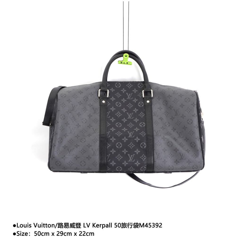 Louis Vuitton/路易威登LV Kerpall 50旅行袋M45392 Size：50cm x 29cm x 22cm 此款與日本設計師藤原浩合作設計的KEEPALL旅行袋融匯品牌傳統元素——Monogram花紋——與充滿現代感的精緻細節——黑銀雙色拼接，黑銀拼色拼接旅行袋，菱紋鑲邊口袋縫線以及雙色五金Rainbow飾件——兼具時尚與動感風格隨身上機行李尺寸容量充盈是出行兩三日的完美伴侶。 款式編號：A-5605605630