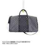 Louis Vuitton/路易威登LV Kerpall 50旅行袋M45392 Size：50cm x 29cm x 22cm 此款與日本設計師藤原浩合作設計的KEEPALL旅行袋融匯品牌傳統元素——Monogram花紋——與充滿現代感的精緻細節——黑銀雙色拼接，黑銀拼色拼接旅行袋，菱紋鑲邊口袋縫線以及雙色五金Rainbow飾件——兼具時尚與動感風格隨身上機行李尺寸容量充盈是出行兩三日的完美伴侶。 款式編號：A-5605605630