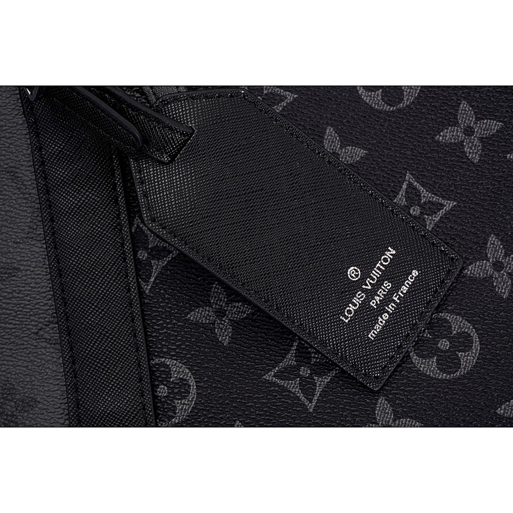 Louis Vuitton/路易威登LV Kerpall 50旅行袋M45392 Size：50cm x 29cm x 22cm 此款與日本設計師藤原浩合作設計的KEEPALL旅行袋融匯品牌傳統元素——Monogram花紋——與充滿現代感的精緻細節——黑銀雙色拼接，黑銀拼色拼接旅行袋，菱紋鑲邊口袋縫線以及雙色五金Rainbow飾件——兼具時尚與動感風格隨身上機行李尺寸容量充盈是出行兩三日的完美伴侶。 款式編號：A-5605605630