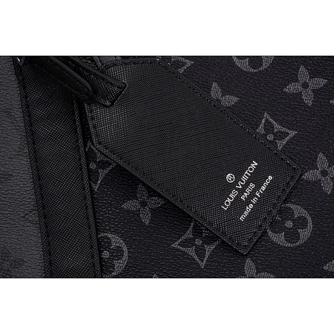 Louis Vuitton/路易威登LV Kerpall 50旅行袋M45392 Size：50cm x 29cm x 22cm 此款與日本設計師藤原浩合作設計的KEEPALL旅行袋融匯品牌傳統元素——Monogram花紋——與充滿現代感的精緻細節——黑銀雙色拼接，黑銀拼色拼接旅行袋，菱紋鑲邊口袋縫線以及雙色五金Rainbow飾件——兼具時尚與動感風格隨身上機行李尺寸容量充盈是出行兩三日的完美伴侶。 款式編號：A-5605605630