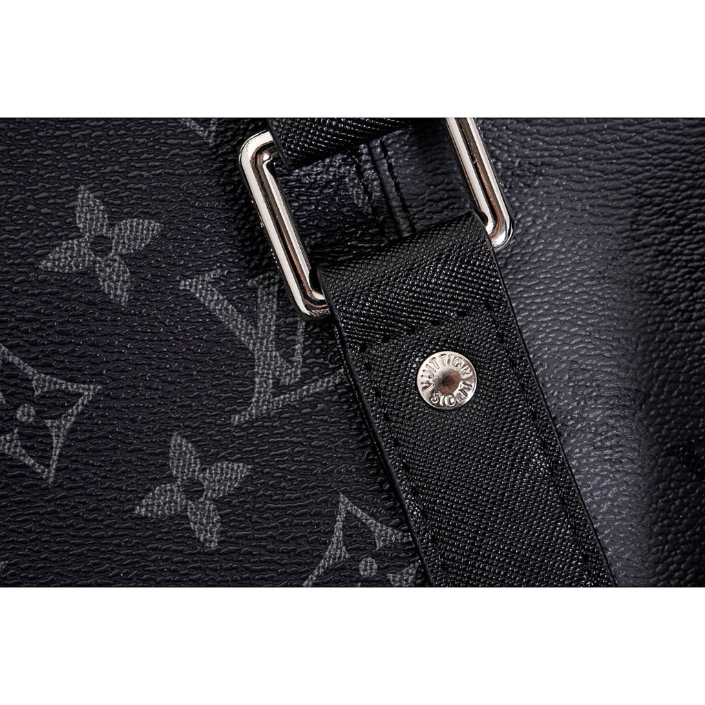 Louis Vuitton/路易威登LV Kerpall 50旅行袋M45392 Size：50cm x 29cm x 22cm 此款與日本設計師藤原浩合作設計的KEEPALL旅行袋融匯品牌傳統元素——Monogram花紋——與充滿現代感的精緻細節——黑銀雙色拼接，黑銀拼色拼接旅行袋，菱紋鑲邊口袋縫線以及雙色五金Rainbow飾件——兼具時尚與動感風格隨身上機行李尺寸容量充盈是出行兩三日的完美伴侶。 款式編號：A-5605605630