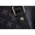 Louis Vuitton/路易威登LV Kerpall 50旅行袋M45392 Size：50cm x 29cm x 22cm 此款與日本設計師藤原浩合作設計的KEEPALL旅行袋融匯品牌傳統元素——Monogram花紋——與充滿現代感的精緻細節——黑銀雙色拼接，黑銀拼色拼接旅行袋，菱紋鑲邊口袋縫線以及雙色五金Rainbow飾件——兼具時尚與動感風格隨身上機行李尺寸容量充盈是出行兩三日的完美伴侶。 款式編號：A-5605605630