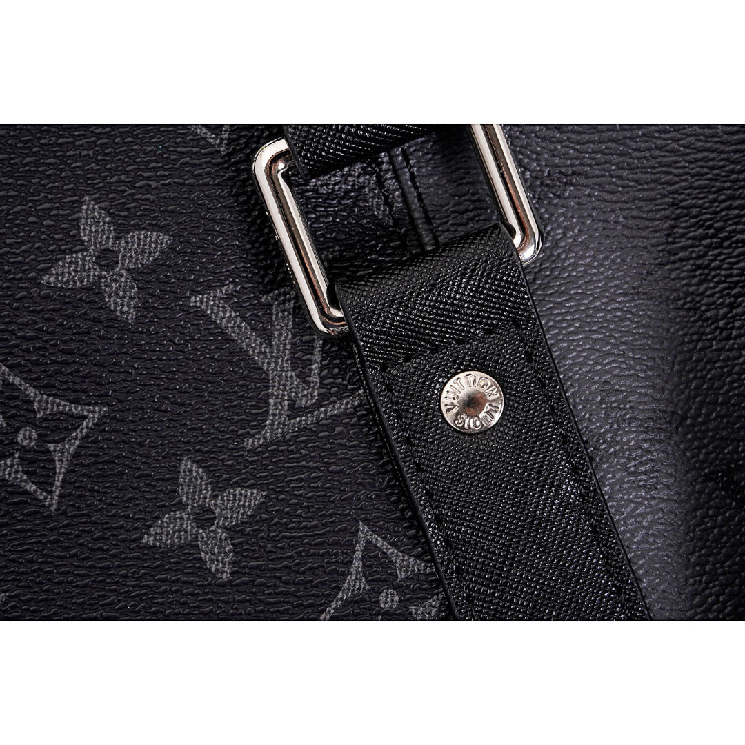 Louis Vuitton/路易威登LV Kerpall 50旅行袋M45392 Size：50cm x 29cm x 22cm 此款與日本設計師藤原浩合作設計的KEEPALL旅行袋融匯品牌傳統元素——Monogram花紋——與充滿現代感的精緻細節——黑銀雙色拼接，黑銀拼色拼接旅行袋，菱紋鑲邊口袋縫線以及雙色五金Rainbow飾件——兼具時尚與動感風格隨身上機行李尺寸容量充盈是出行兩三日的完美伴侶。 款式編號：A-5605605630