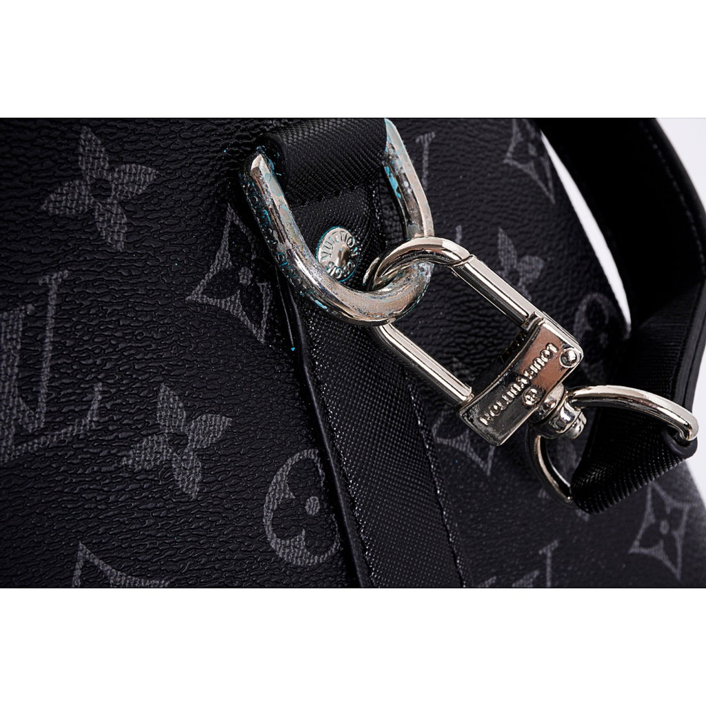 Louis Vuitton/路易威登LV Kerpall 50旅行袋M45392 Size：50cm x 29cm x 22cm 此款與日本設計師藤原浩合作設計的KEEPALL旅行袋融匯品牌傳統元素——Monogram花紋——與充滿現代感的精緻細節——黑銀雙色拼接，黑銀拼色拼接旅行袋，菱紋鑲邊口袋縫線以及雙色五金Rainbow飾件——兼具時尚與動感風格隨身上機行李尺寸容量充盈是出行兩三日的完美伴侶。 款式編號：A-5605605630