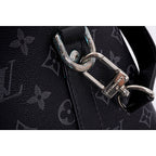 Louis Vuitton/路易威登LV Kerpall 50旅行袋M45392 Size：50cm x 29cm x 22cm 此款與日本設計師藤原浩合作設計的KEEPALL旅行袋融匯品牌傳統元素——Monogram花紋——與充滿現代感的精緻細節——黑銀雙色拼接，黑銀拼色拼接旅行袋，菱紋鑲邊口袋縫線以及雙色五金Rainbow飾件——兼具時尚與動感風格隨身上機行李尺寸容量充盈是出行兩三日的完美伴侶。 款式編號：A-5605605630
