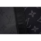Louis Vuitton/路易威登LV Kerpall 50旅行袋M45392 Size：50cm x 29cm x 22cm 此款與日本設計師藤原浩合作設計的KEEPALL旅行袋融匯品牌傳統元素——Monogram花紋——與充滿現代感的精緻細節——黑銀雙色拼接，黑銀拼色拼接旅行袋，菱紋鑲邊口袋縫線以及雙色五金Rainbow飾件——兼具時尚與動感風格隨身上機行李尺寸容量充盈是出行兩三日的完美伴侶。 款式編號：A-5605605630