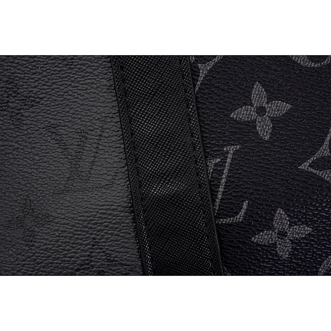 Louis Vuitton/路易威登LV Kerpall 50旅行袋M45392 Size：50cm x 29cm x 22cm 此款與日本設計師藤原浩合作設計的KEEPALL旅行袋融匯品牌傳統元素——Monogram花紋——與充滿現代感的精緻細節——黑銀雙色拼接，黑銀拼色拼接旅行袋，菱紋鑲邊口袋縫線以及雙色五金Rainbow飾件——兼具時尚與動感風格隨身上機行李尺寸容量充盈是出行兩三日的完美伴侶。 款式編號：A-5605605630