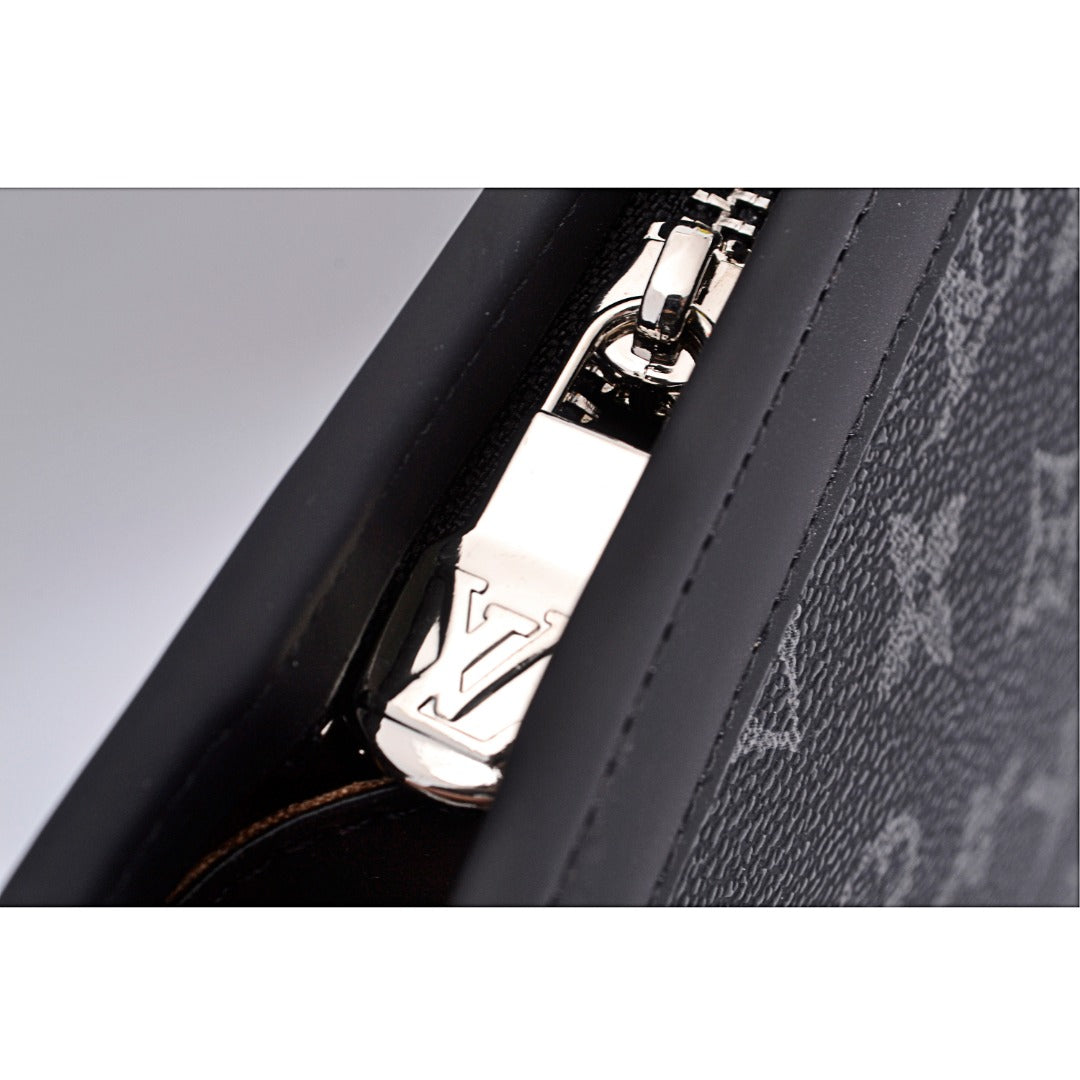 Louis Vuitton/路易威登LV 經典棋盤格手袋POCHETTE VOYAGE盥洗包手拿包Size：26cm 原廠布料材質電鍍五金款式編號：A-5605605630