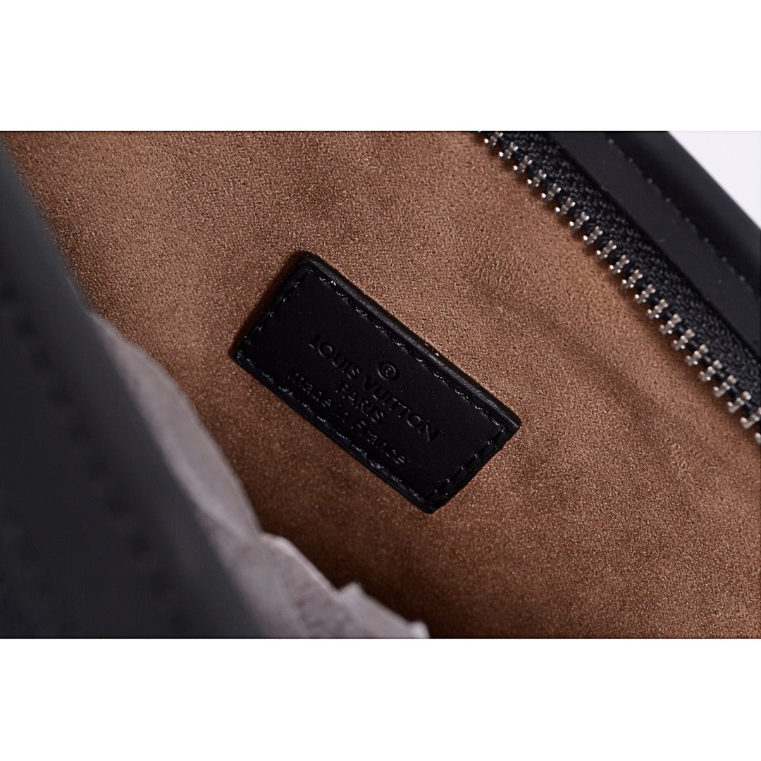 Louis Vuitton/路易威登LV 經典棋盤格手袋POCHETTE VOYAGE盥洗包手拿包Size：26cm 原廠布料材質電鍍五金款式編號：A-5605605630