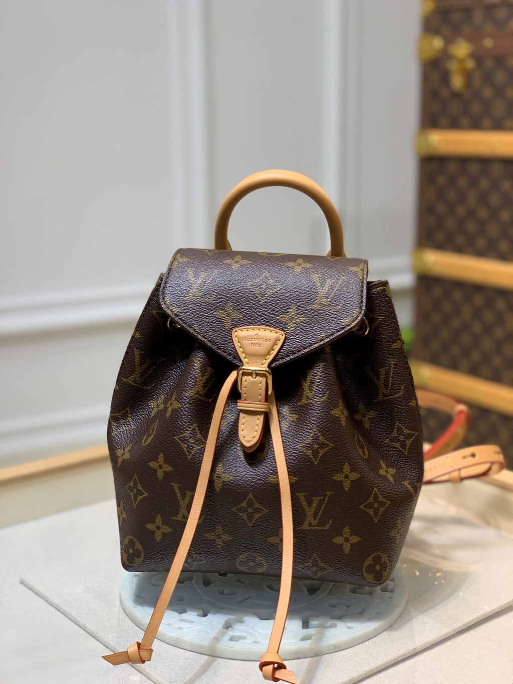 【免稅復刻版】 M45502迷你雙肩包2020 冬季推出Montsouris BB 雙肩包，以經典Monogram 帆布和小牛皮塑造摩登袖珍構型，其搭扣和皮革抽繩源自1994 年問世的原版設計。老花拉繩蓋頭迷你背包oo[握手][握手]頂部手柄和可拆卸並調節的皮革肩帶實現多種背攜方式。 Monogram 塗層帆布一牛皮飾邊一織物內襯一可調節、可拆卸皮革肩帶，可雙肩背、斜挎或肩背一磁扣開合，配有皮革抽繩一開口式內袋！尺寸:17x20x10.5cm#15760