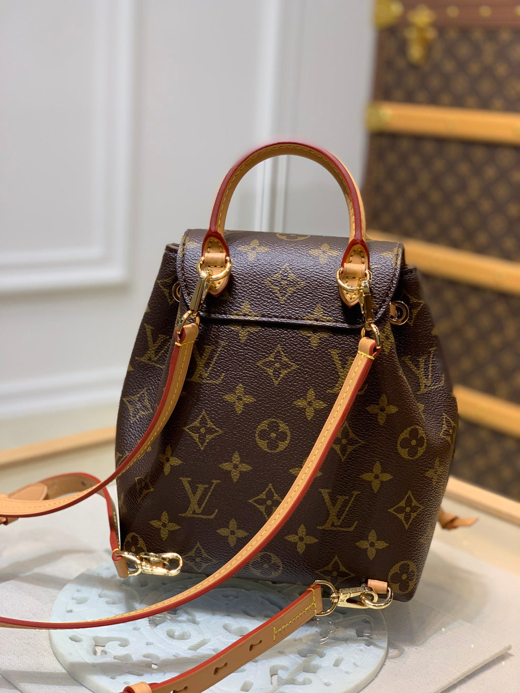【免稅復刻版】 M45502迷你雙肩包2020 冬季推出Montsouris BB 雙肩包，以經典Monogram 帆布和小牛皮塑造摩登袖珍構型，其搭扣和皮革抽繩源自1994 年問世的原版設計。老花拉繩蓋頭迷你背包oo[握手][握手]頂部手柄和可拆卸並調節的皮革肩帶實現多種背攜方式。 Monogram 塗層帆布一牛皮飾邊一織物內襯一可調節、可拆卸皮革肩帶，可雙肩背、斜挎或肩背一磁扣開合，配有皮革抽繩一開口式內袋！尺寸:17x20x10.5cm#15760