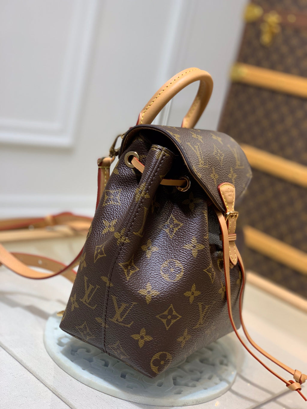 【免稅復刻版】 M45502迷你雙肩包2020 冬季推出Montsouris BB 雙肩包，以經典Monogram 帆布和小牛皮塑造摩登袖珍構型，其搭扣和皮革抽繩源自1994 年問世的原版設計。老花拉繩蓋頭迷你背包oo[握手][握手]頂部手柄和可拆卸並調節的皮革肩帶實現多種背攜方式。 Monogram 塗層帆布一牛皮飾邊一織物內襯一可調節、可拆卸皮革肩帶，可雙肩背、斜挎或肩背一磁扣開合，配有皮革抽繩一開口式內袋！尺寸:17x20x10.5cm#15760