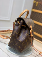 【免稅復刻版】 M45502迷你雙肩包2020 冬季推出Montsouris BB 雙肩包，以經典Monogram 帆布和小牛皮塑造摩登袖珍構型，其搭扣和皮革抽繩源自1994 年問世的原版設計。老花拉繩蓋頭迷你背包oo[握手][握手]頂部手柄和可拆卸並調節的皮革肩帶實現多種背攜方式。 Monogram 塗層帆布一牛皮飾邊一織物內襯一可調節、可拆卸皮革肩帶，可雙肩背、斜挎或肩背一磁扣開合，配有皮革抽繩一開口式內袋！尺寸:17x20x10.5cm#15760