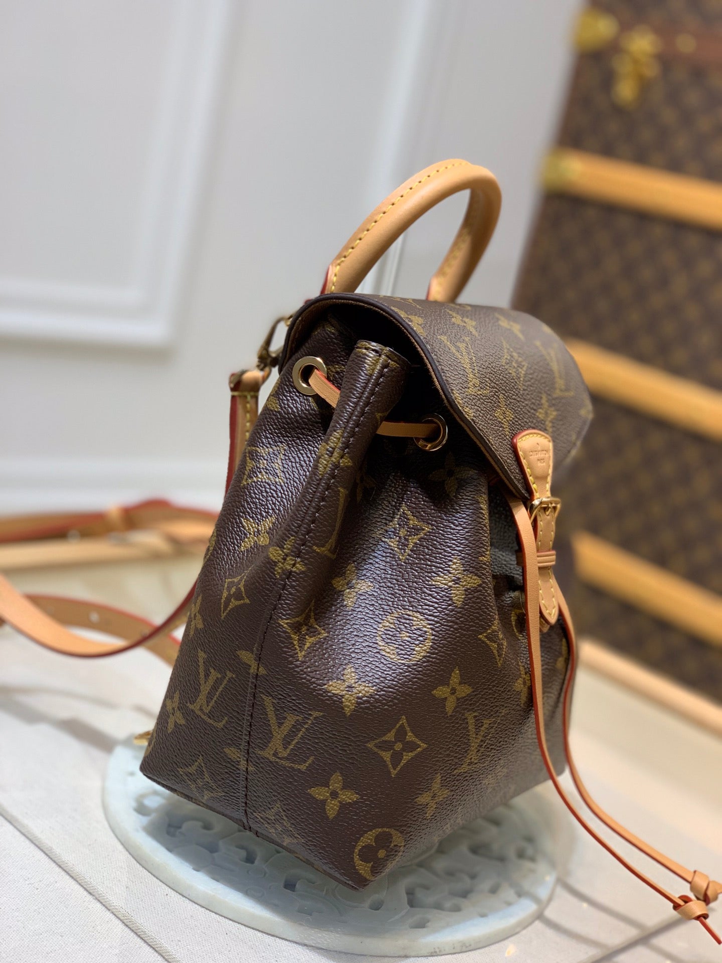 【免稅復刻版】 M45502迷你雙肩包2020 冬季推出Montsouris BB 雙肩包，以經典Monogram 帆布和小牛皮塑造摩登袖珍構型，其搭扣和皮革抽繩源自1994 年問世的原版設計。老花拉繩蓋頭迷你背包oo[握手][握手]頂部手柄和可拆卸並調節的皮革肩帶實現多種背攜方式。 Monogram 塗層帆布一牛皮飾邊一織物內襯一可調節、可拆卸皮革肩帶，可雙肩背、斜挎或肩背一磁扣開合，配有皮革抽繩一開口式內袋！尺寸:17x20x10.5cm#15760